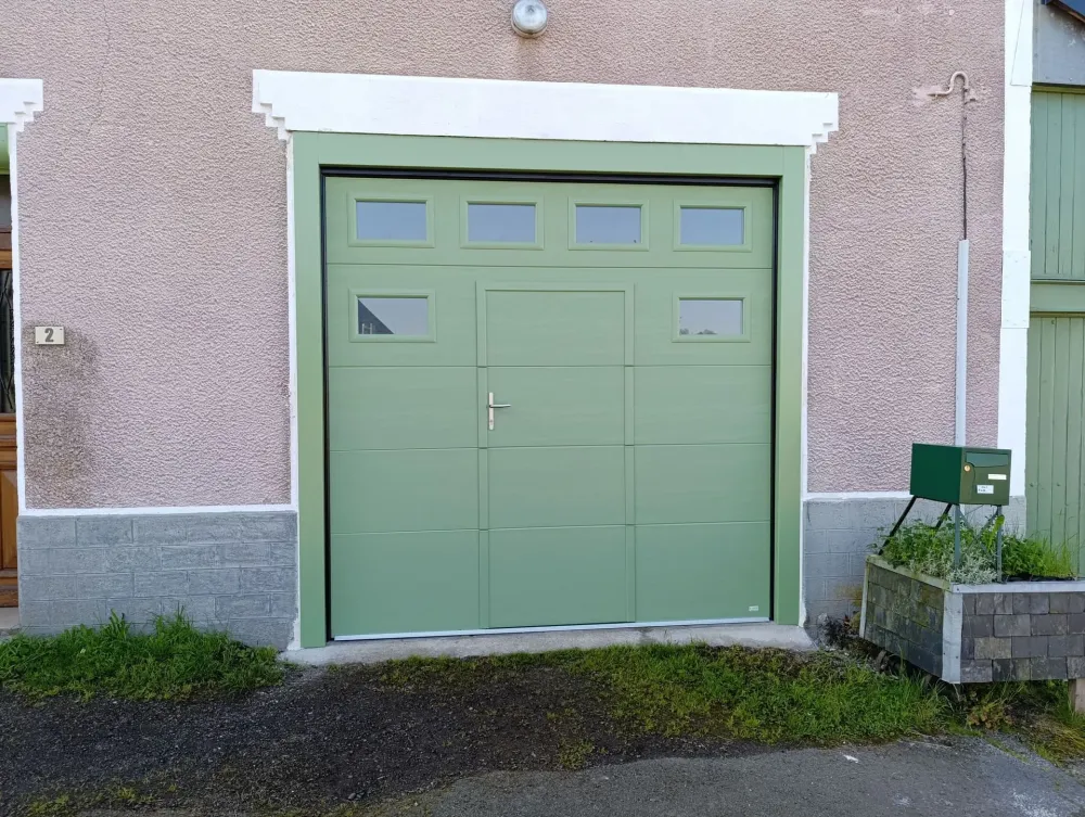 Porte de garage avec portillon